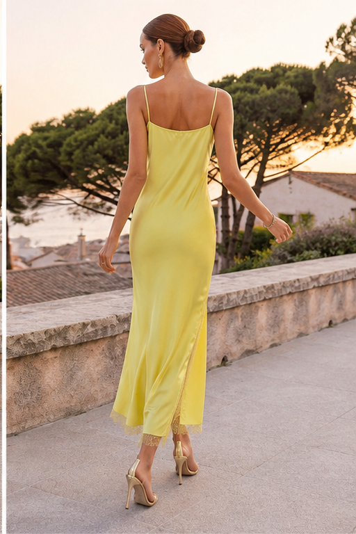 Robe longue satinée jaune avec détails en dentelle et fente latérale pour femme.